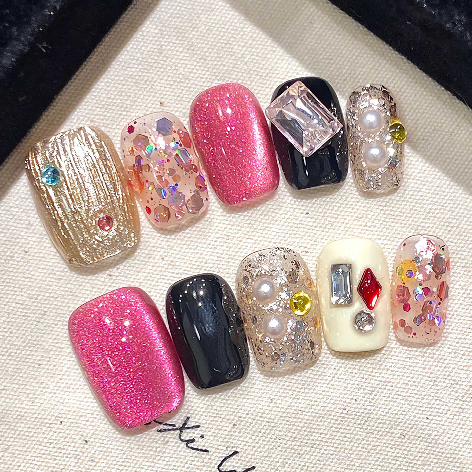 Nail Art Press On - Faux yeux de chat brillants à